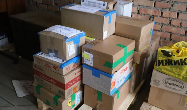 Более 35 коробок с продуктами, теплой одеждой и лекарствами